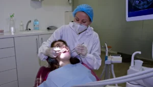 Consultation dentaire à la cliique dentaire