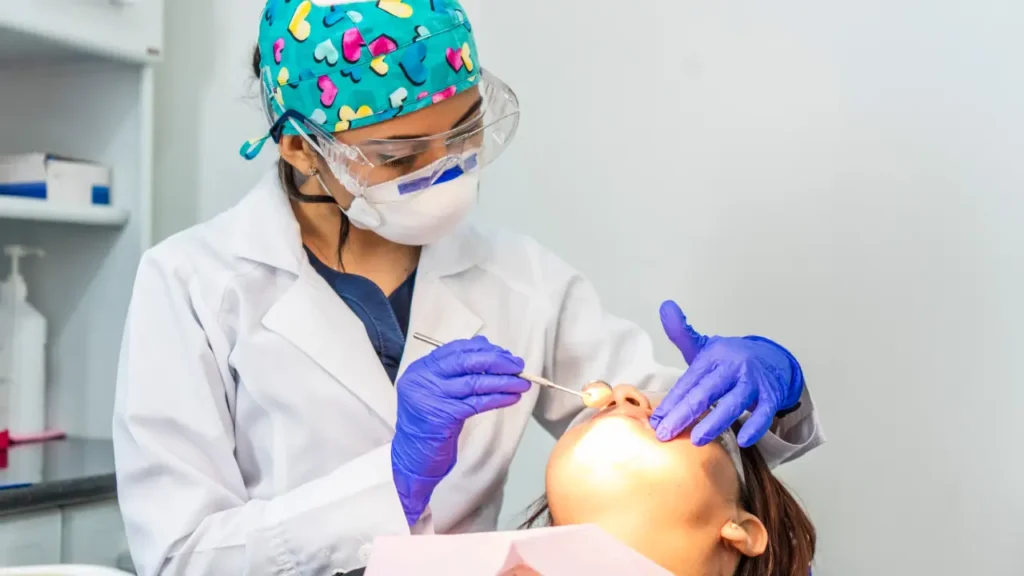 Patient recevant du soin dentaire